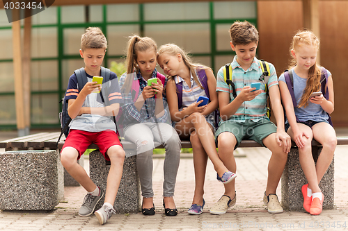 Image of elementary school students with smartphones