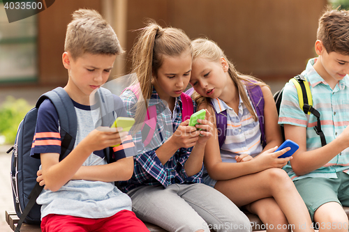 Image of elementary school students with smartphones