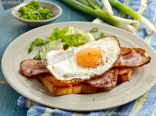 Image of toasted bread, bacon and fried egg