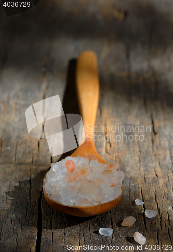 Image of Pink himalayan salt on wooden table