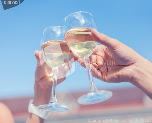 Image of couple drinking wine in cafe