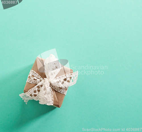 Image of wrapped gift box 