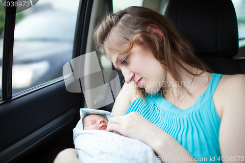 Image of Mother with newborn in the car