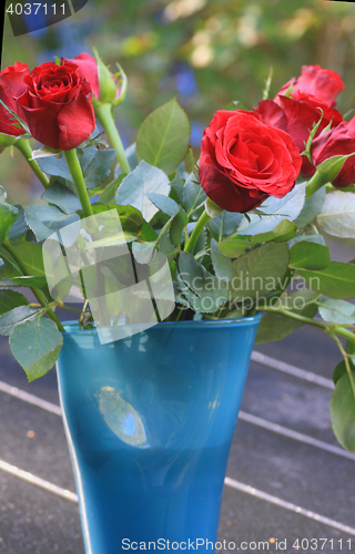 Image of a vase with  red roses