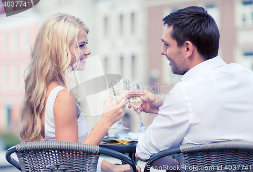 Image of couple drinking wine in cafe