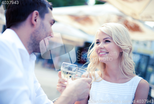 Image of couple drinking wine in cafe