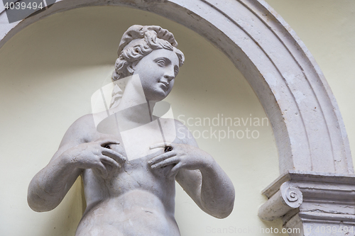 Image of Feminine statue of Abundance