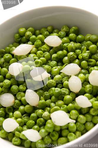 Image of green peas with pearl onions