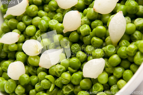 Image of green peas with pearl onions