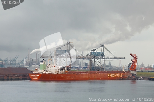 Image of Unloading a huge ship