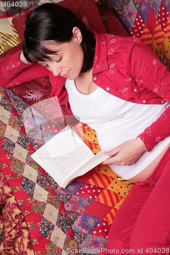 Image of expectant mother reads book