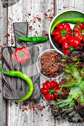 Image of Pepper ratunda and green peppers