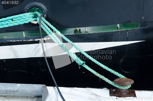 Image of a mooring rope from the boat to land