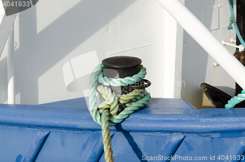 Image of a mooring rope from the boat to land