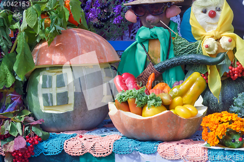 Image of Vegetable harvest is sold at the fair.