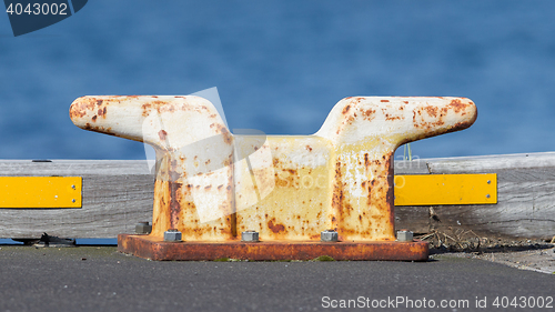 Image of Metal bollard without ropes