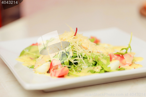 Image of salad with eggs, tomatoes, chicken and cheese