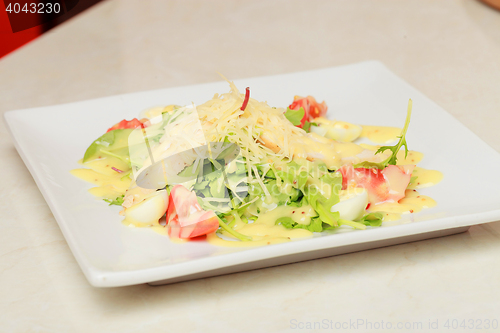 Image of salad with eggs, tomatoes, chicken and cheese