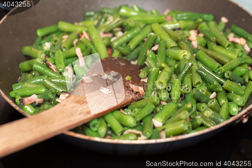 Image of roasting fresh green beans with bacon