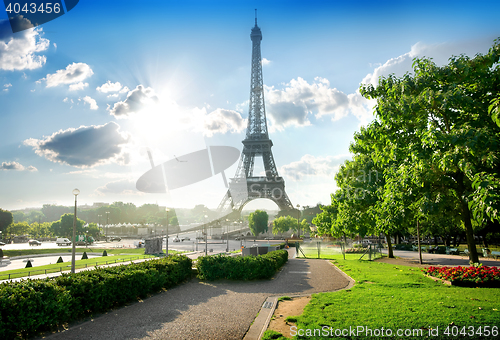 Image of Eiffel tower and park