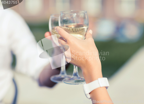 Image of couple drinking wine in cafe