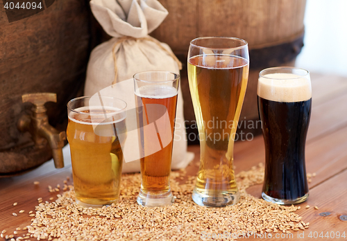 Image of close up of beer barrel, glasses and bag with malt