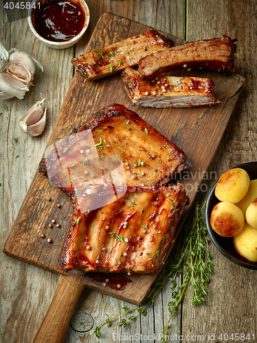 Image of grilled ribs on wooden cutting board