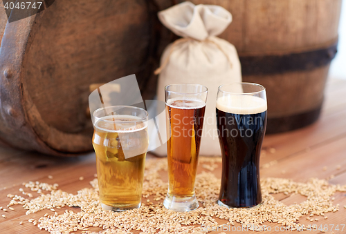 Image of close up of beer barrel, glasses and bag with malt