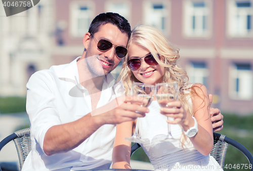 Image of couple drinking wine in cafe