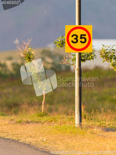 Image of Traffic sign restricting speed to 35 kilometers per hour
