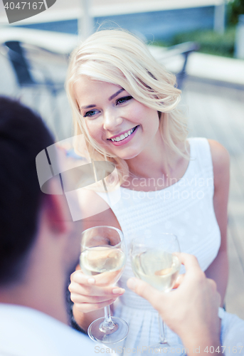 Image of couple drinking wine in cafe