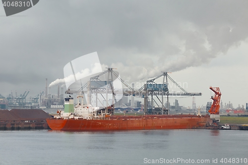 Image of Unloading a huge ship