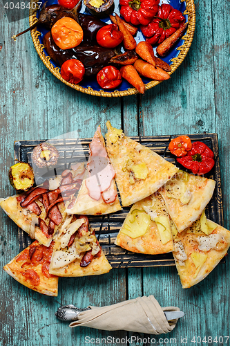 Image of La carte pizza on cutting board