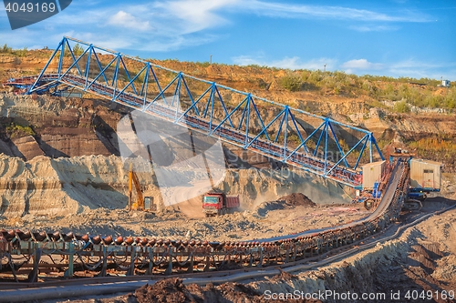 Image of Long conveyor belt transporting ore