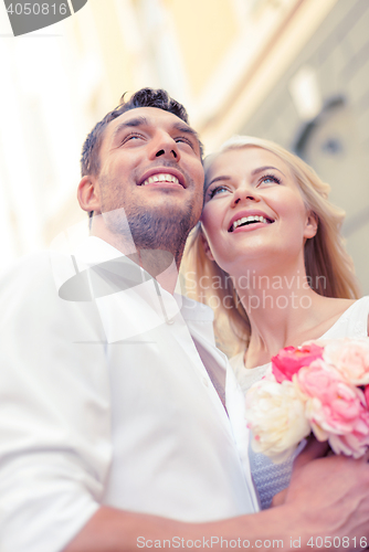 Image of couple with flowers in the city