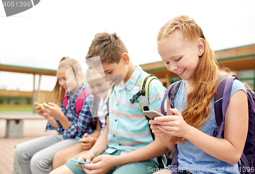 Image of elementary school students with smartphones