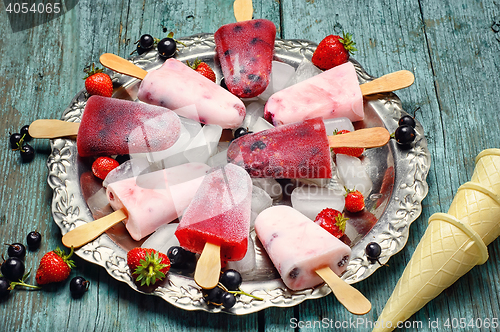 Image of Ice cream,currant and strawberry