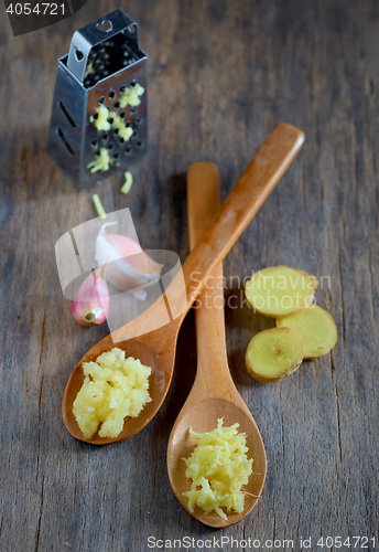 Image of garlic and ginger in wooden spoons