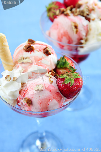 Image of Strawberry ice cream sundae