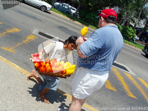 Image of Boy selling fruits in Acapulco