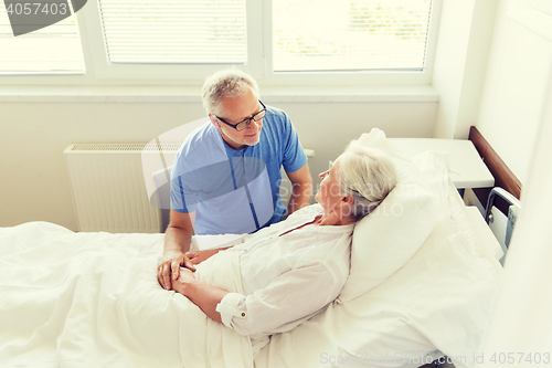 Image of senior couple meeting at hospital ward