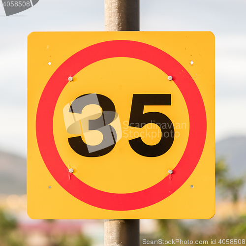 Image of Traffic sign restricting speed to 35 kilometers per hour