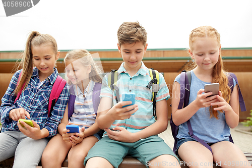 Image of elementary school students with smartphones