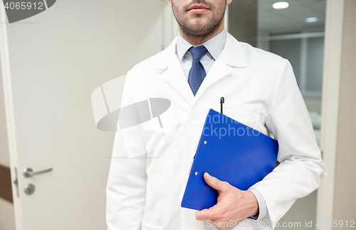 Image of close up of doctor with clipboard at hospital