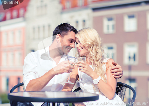 Image of couple drinking wine in cafe