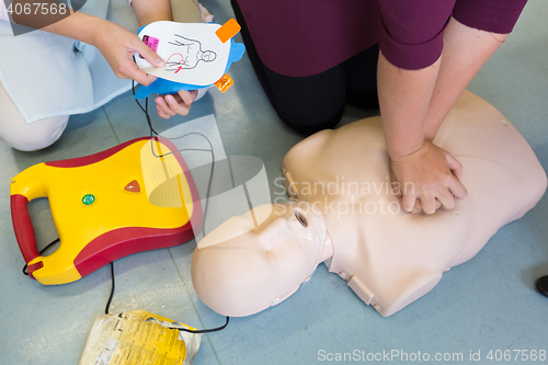 Image of First aid resuscitation course using AED.