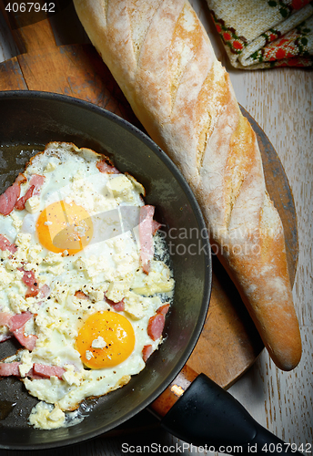 Image of Fried eggs in a frying pan with bread 