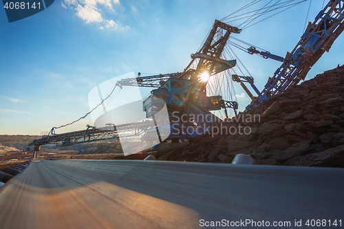 Image of Long conveyor belt transporting ore