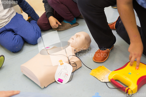 Image of First aid resuscitation course using AED.