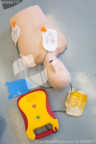 Image of First aid resuscitation course using AED.